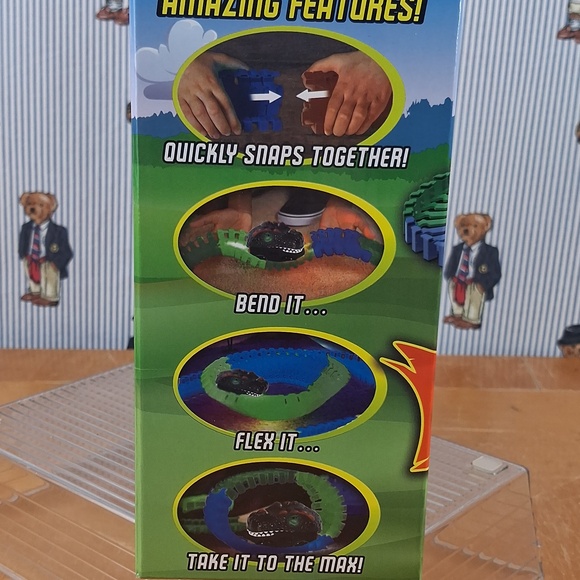 New Unopened Magic Tracks Dino Chompers 172 Pieces 8ft Speedway Kids Playset - Picture 8 of 9